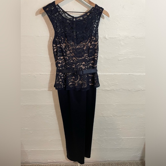 Xscape long lace peplum‎ dress - Picture 4 of 9